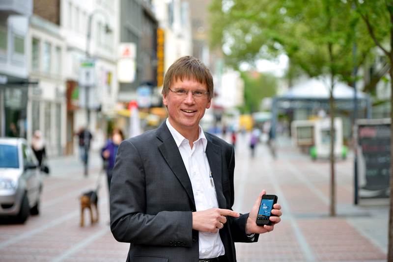 Ernst Grigat mit Smartphone