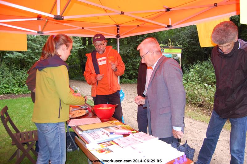 Nowak an InfoStand Gut Ophoven