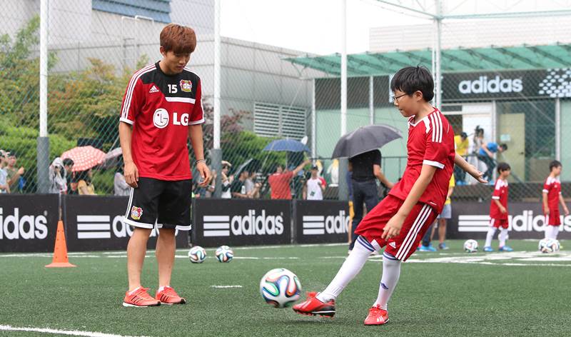 Seung-Woo Ryu als Kindertrainer