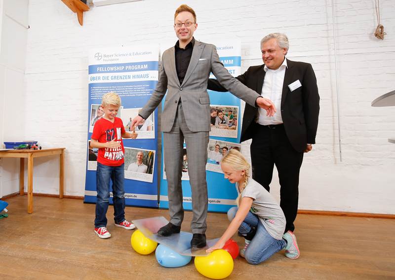 Schmitt-Lord und Adomat mit Grundschülern