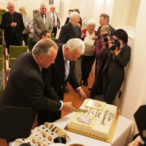 Reinhard Buchhorn und Jürgen Polzehl schneiden Torte an