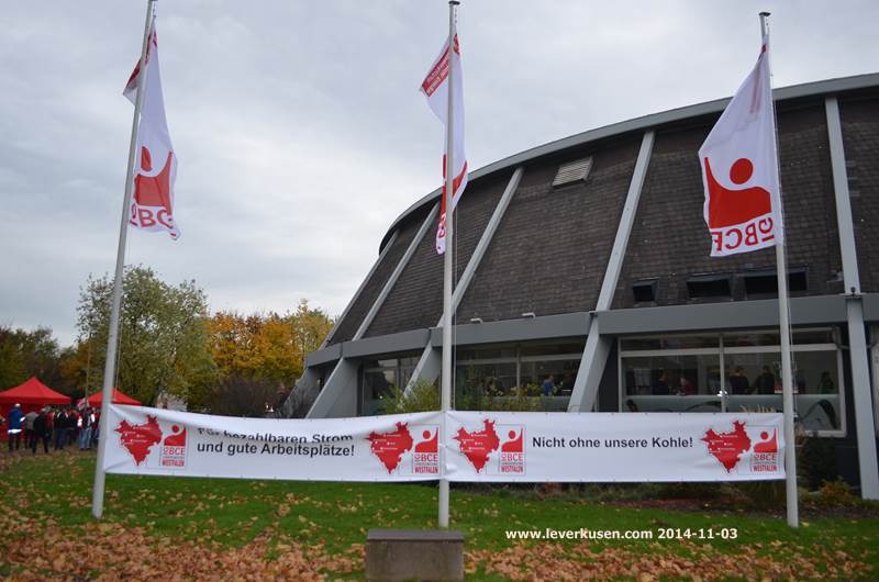 IG BCE an der Rundsporthalle: Fahnen und Banner