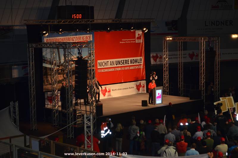 IG BCE in der Rundsporthalle: Podium