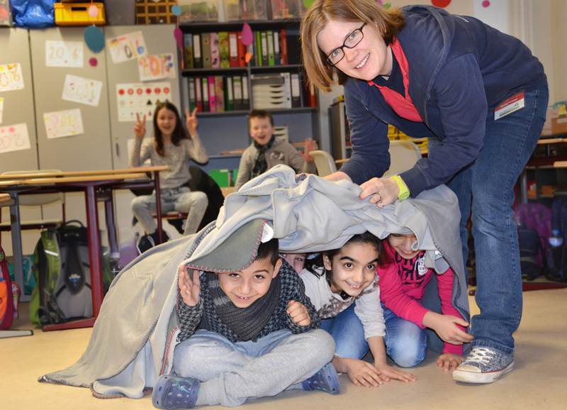 Kinder unter Decke