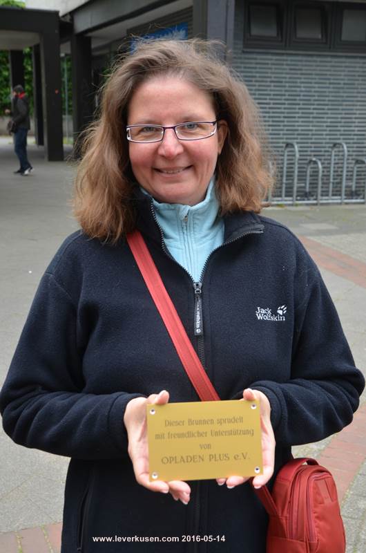 Petra Goldkamp mit Brunnen-Plakette