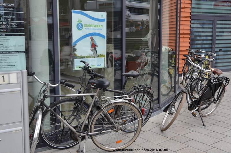 Leverkusen, Bild Fehlende Fahrradständer am Rathaus