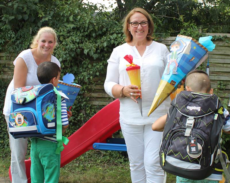 Weise und Hartert mit Flüchtlingskindern