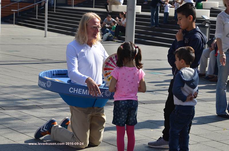 Jörn Kölling mit Bauchladen für Kindern