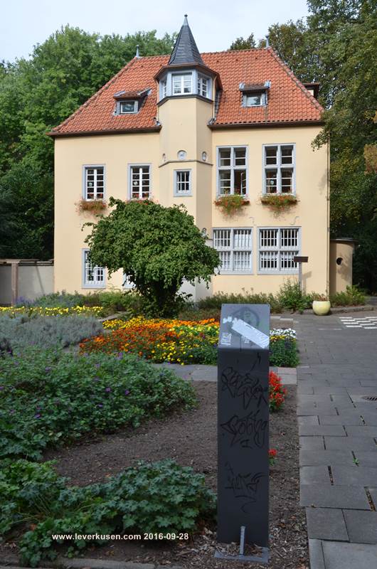 Doktorsburg mit beschmierter Stele