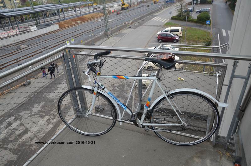 Leverkusen, Bild Bahnhofsbrücke mit Fahrrad