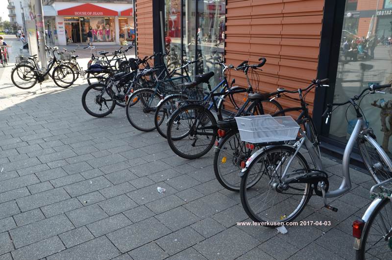 Leverkusen, Bild Wo sind die Fahrradständer?