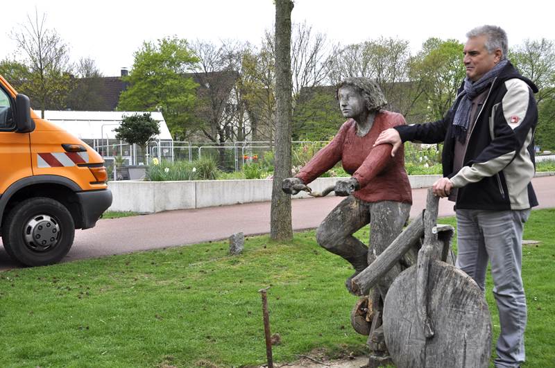 Schmitz zeigt Schaden an Holz-Frau