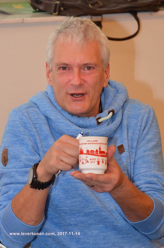 Dirk Pott mit Jubiläumstasse