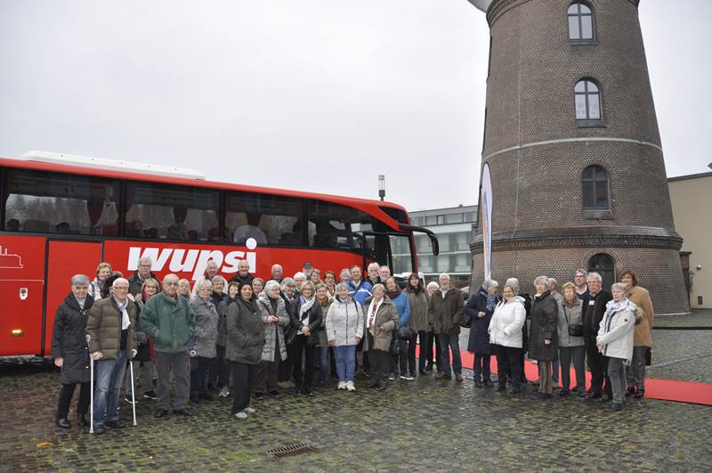 Ehrenamtler bereit zur Stadtrundfahrt