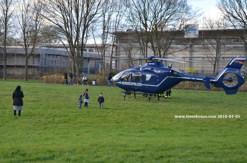Leverkusen, Bild: Hubschrauber mit Kinderbesuch