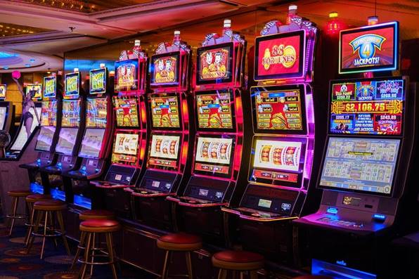 Acht Spielautomaten in einem Casino