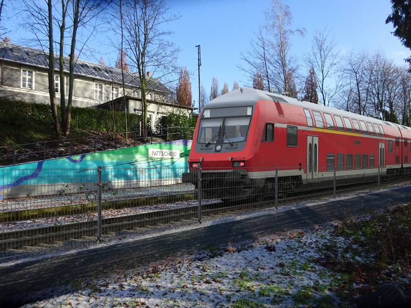 Doppelstockwagen im Bahnhof Pattscheid