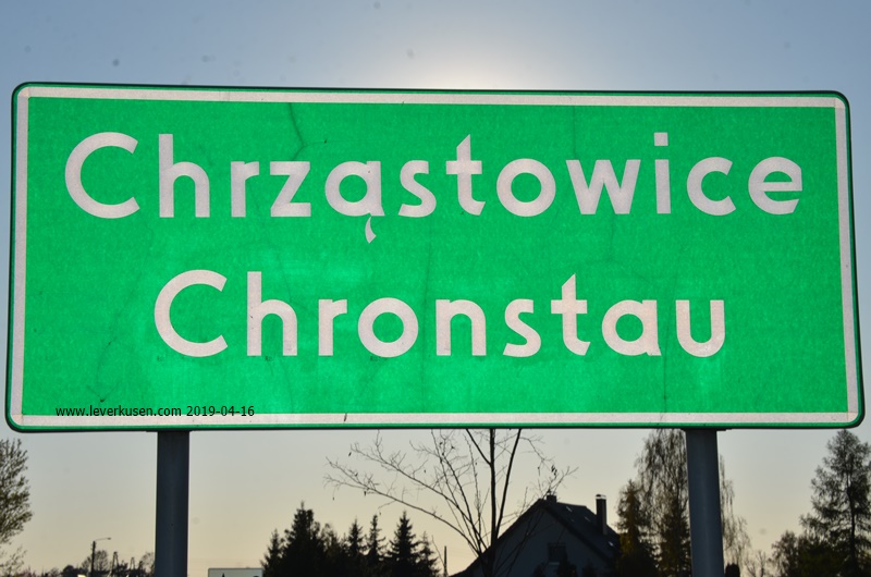 Chronstau, zweisprachiges Ortsschild