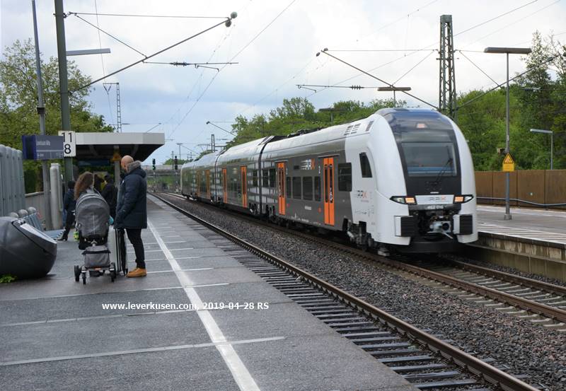 RRX durchfährt Bahnhof Mitte