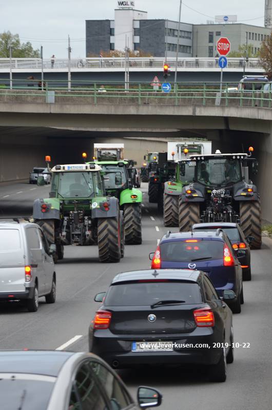 Trekker auf der Stadtautobahn