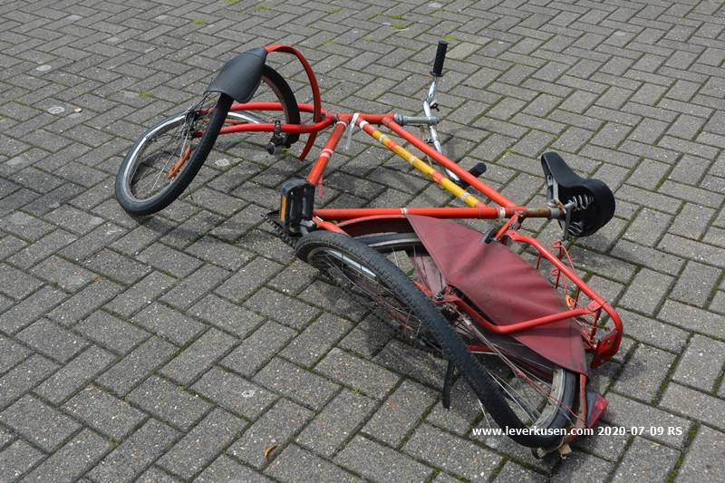 Leverkusen, Bild Rotes Fahrrad, zerstört