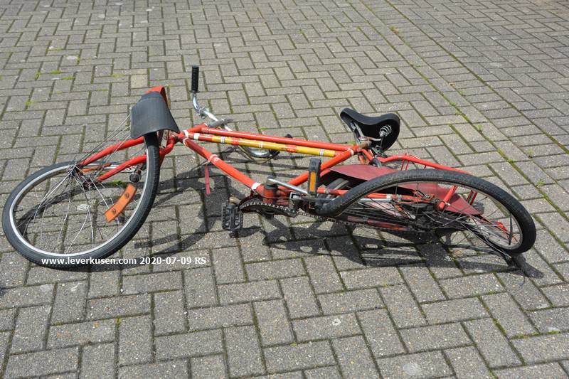 Leverkusen, Bild Rotes Fahrrad, zerstört