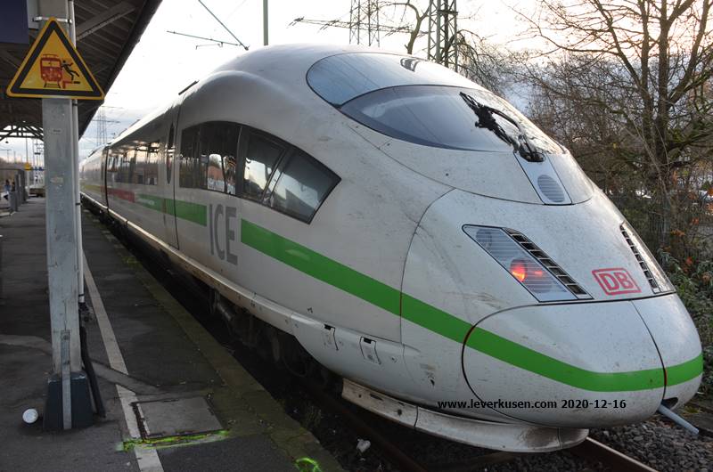 ICE im Bahnhof Schlebusch