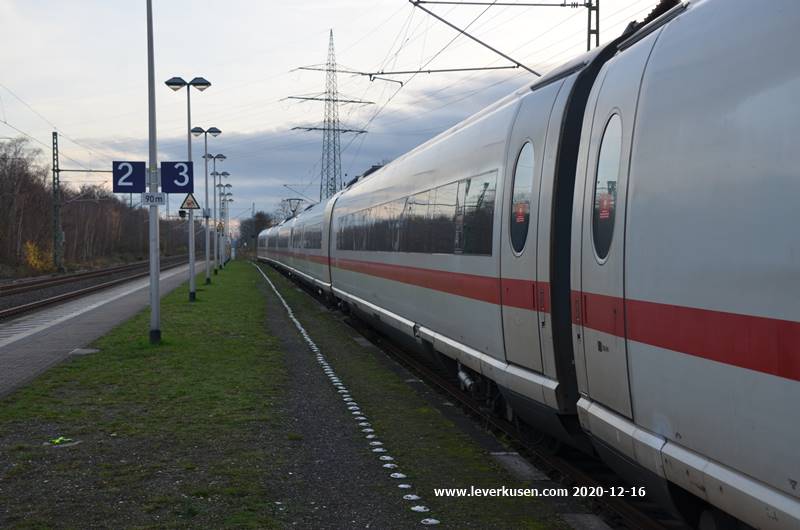 ICE im Bahnhof Schlebusch