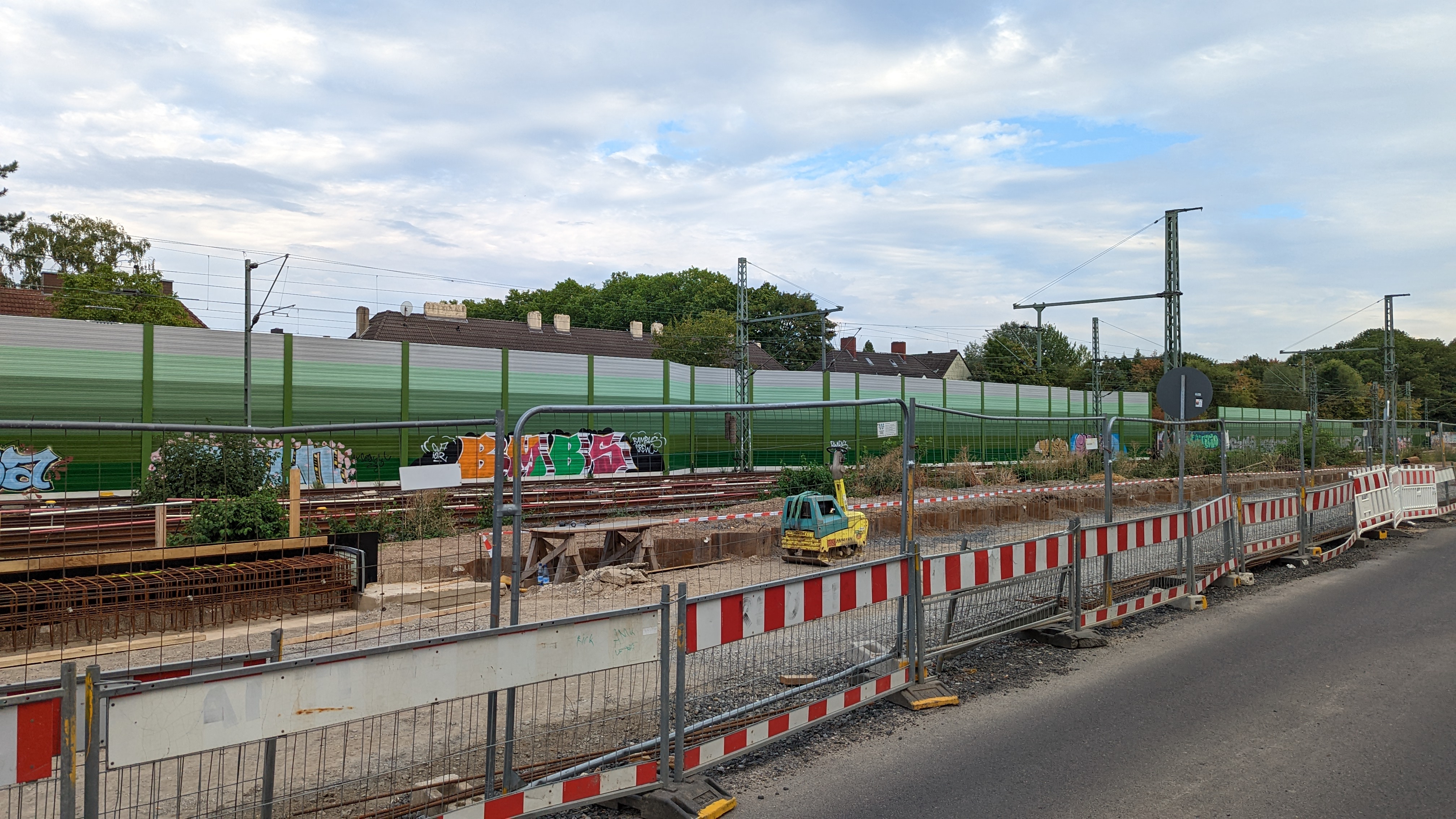 Leeres Gleisbett der S6 beim Umbau in Leverkusen-Mitte. Das alte Gleis ist abgebaut und alles wird für das zusätzliche, zweite Gleis vorbereitet.