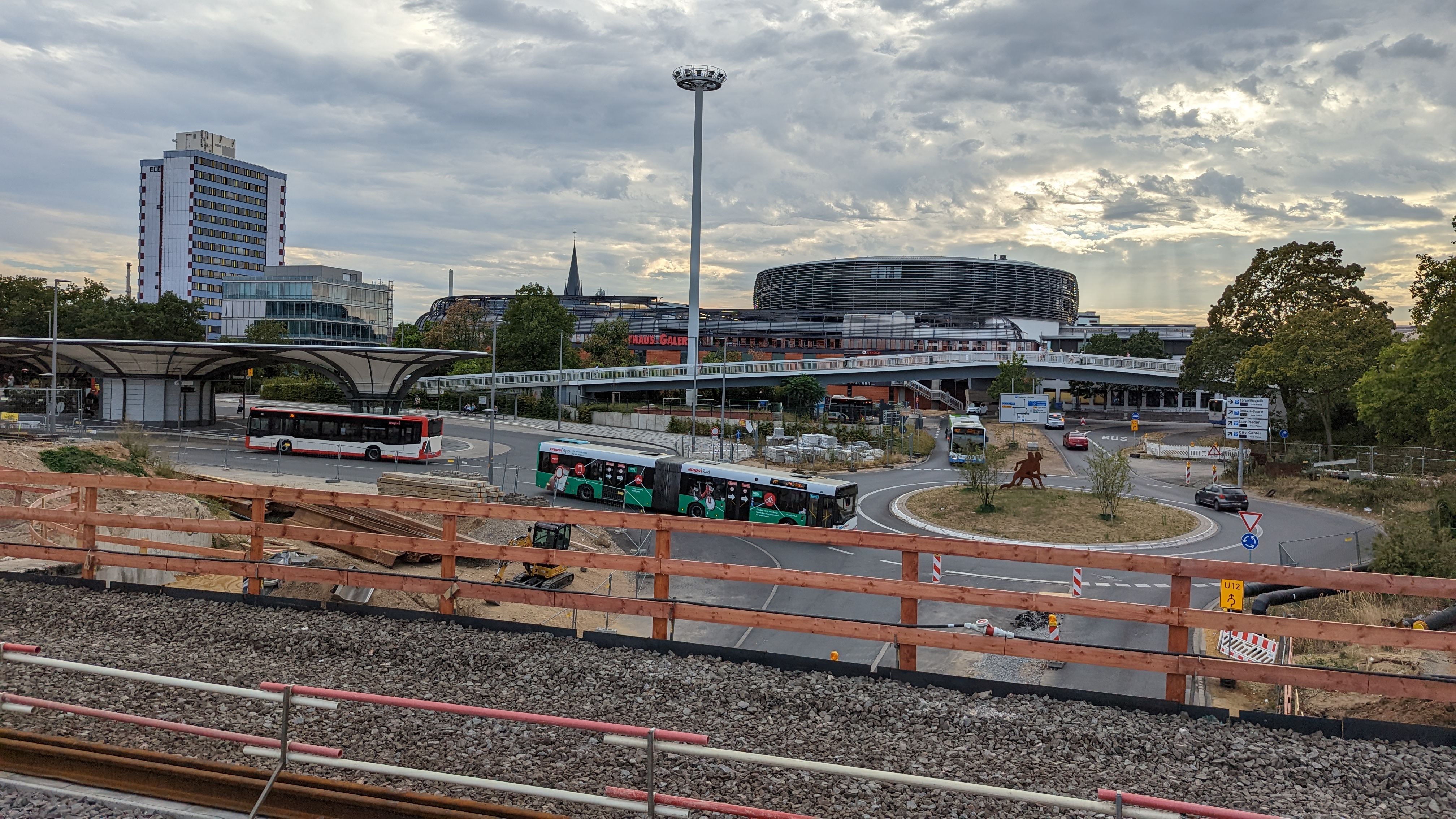 Leeres Gleisbett der S6 beim Umbau in Leverkusen-Mitte. Das alte Gleis ist abgebaut und alles wird für das zusätzliche, zweite Gleis vorbereitet.