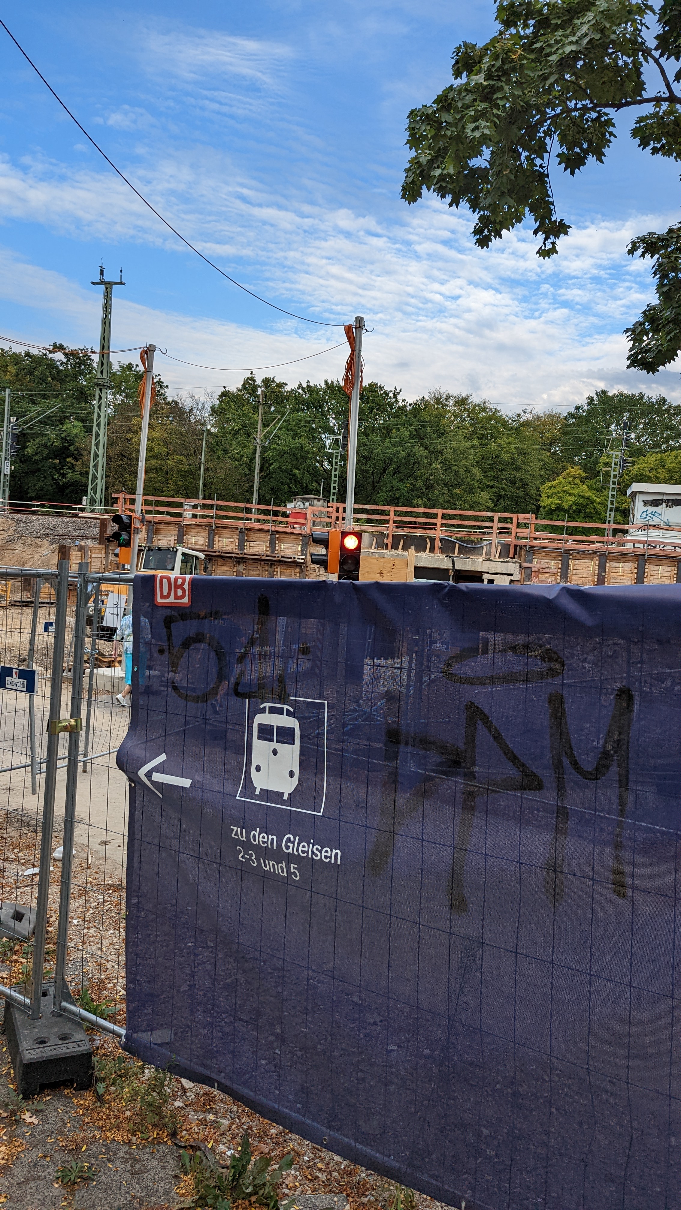 Wegweiser zu den Bahngleisen während der Umabuarbeiten.