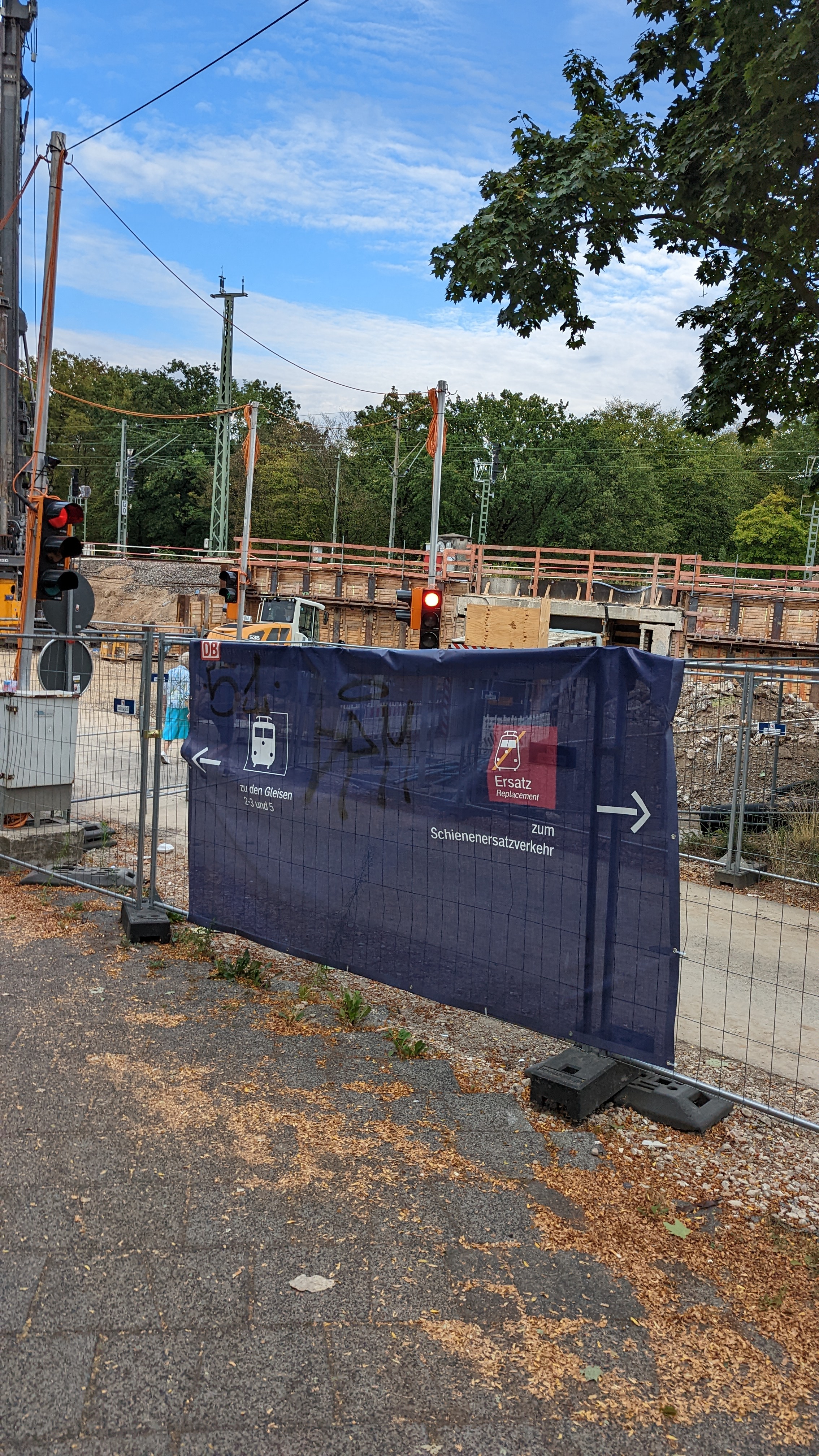 Wegweiser zu den Bahngleisen während der Umabuarbeiten.