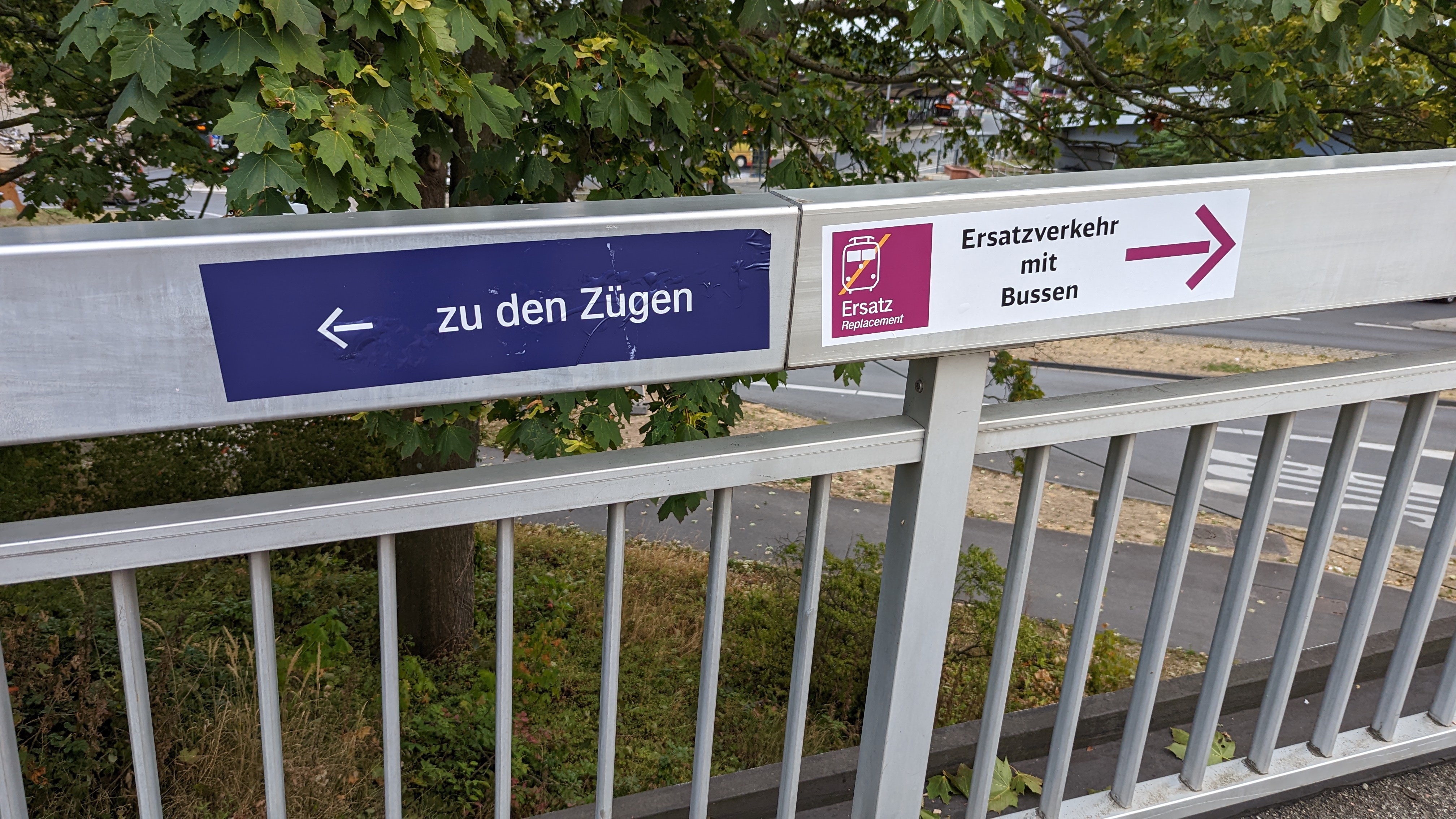 Wegweiser zu den Bahngleisen und zum Schienenersatzverkehr während der Umabuarbeiten.