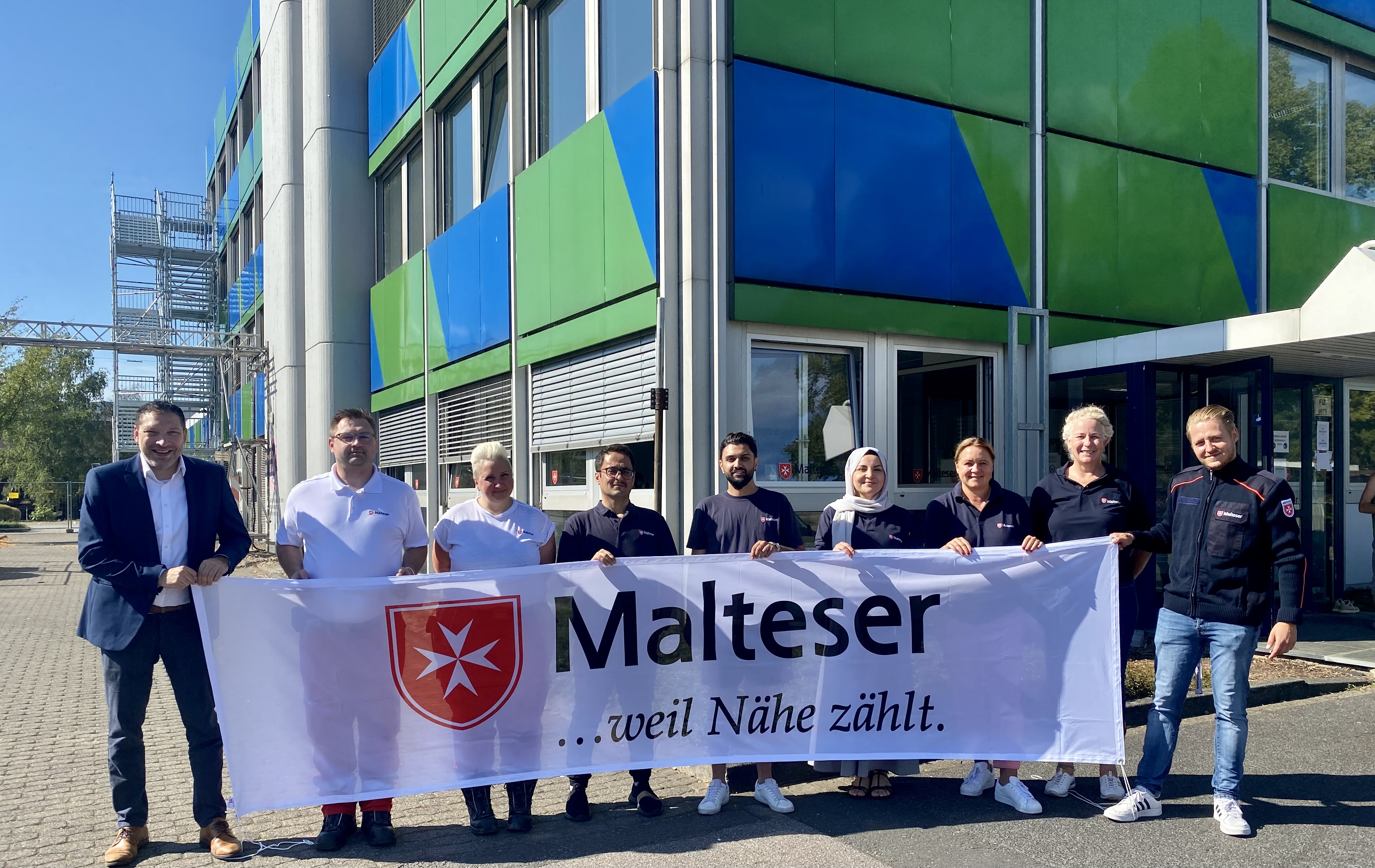 Das Team der Malteser vor der Notunterkunft in Leverkusen-Bürrig.
