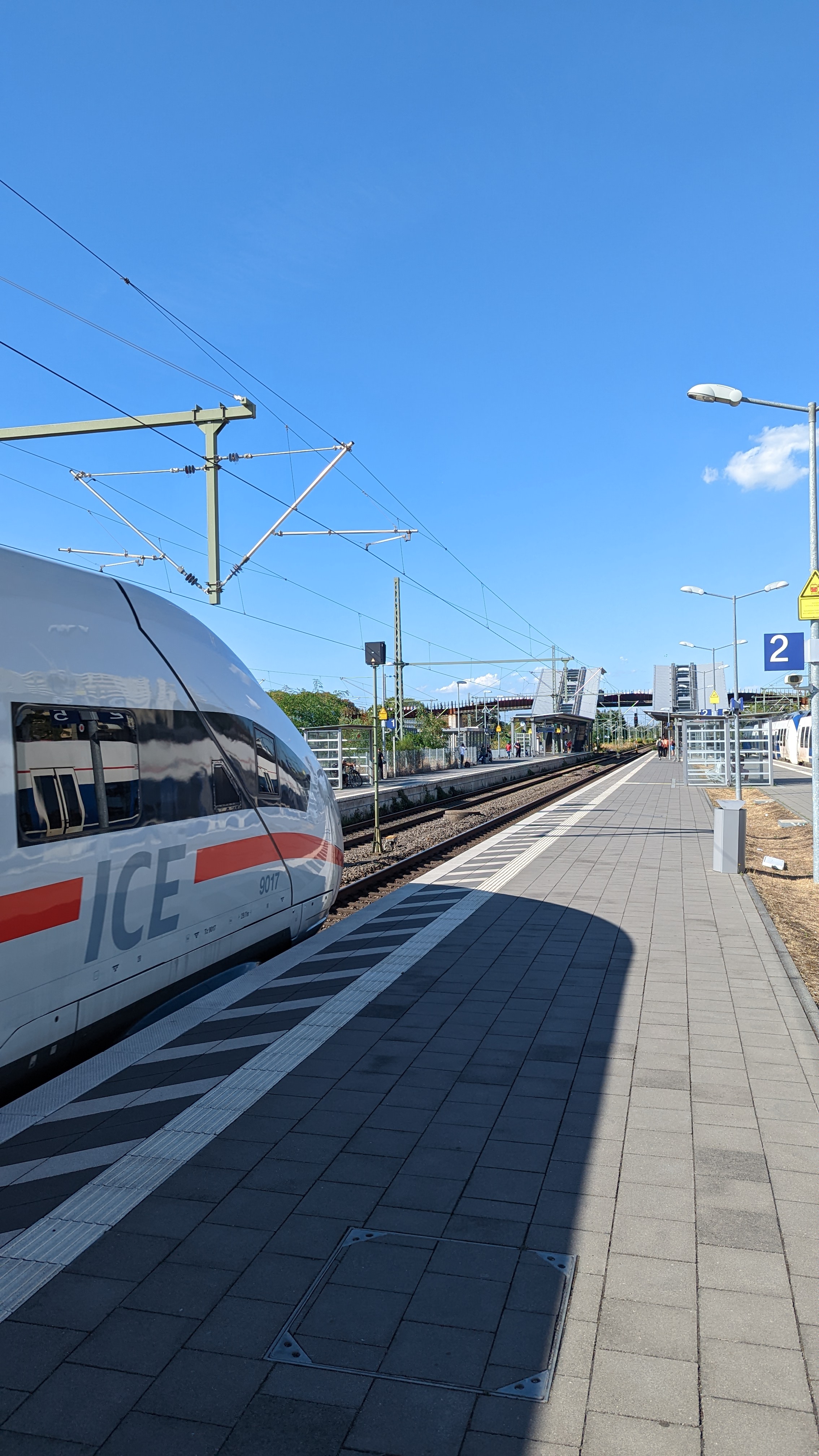 Durchfahrender ICE am Bahnhof Opladen