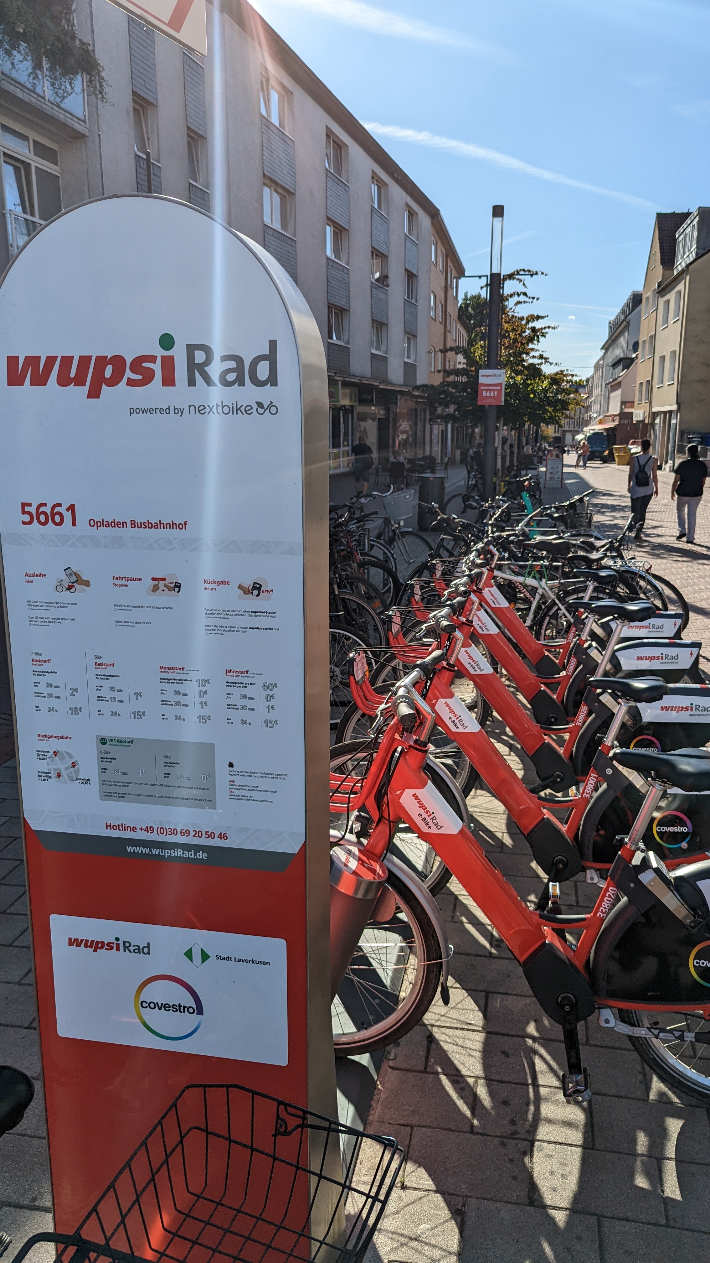 wupsi-Rad-Abstellplatz am Busbahnhof Opladen: viele Fahrräder stehen zur Nutzung bereit.