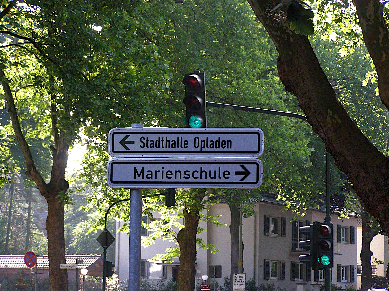 Straßenschild zur Marienschule und der Stadthalle Opladen