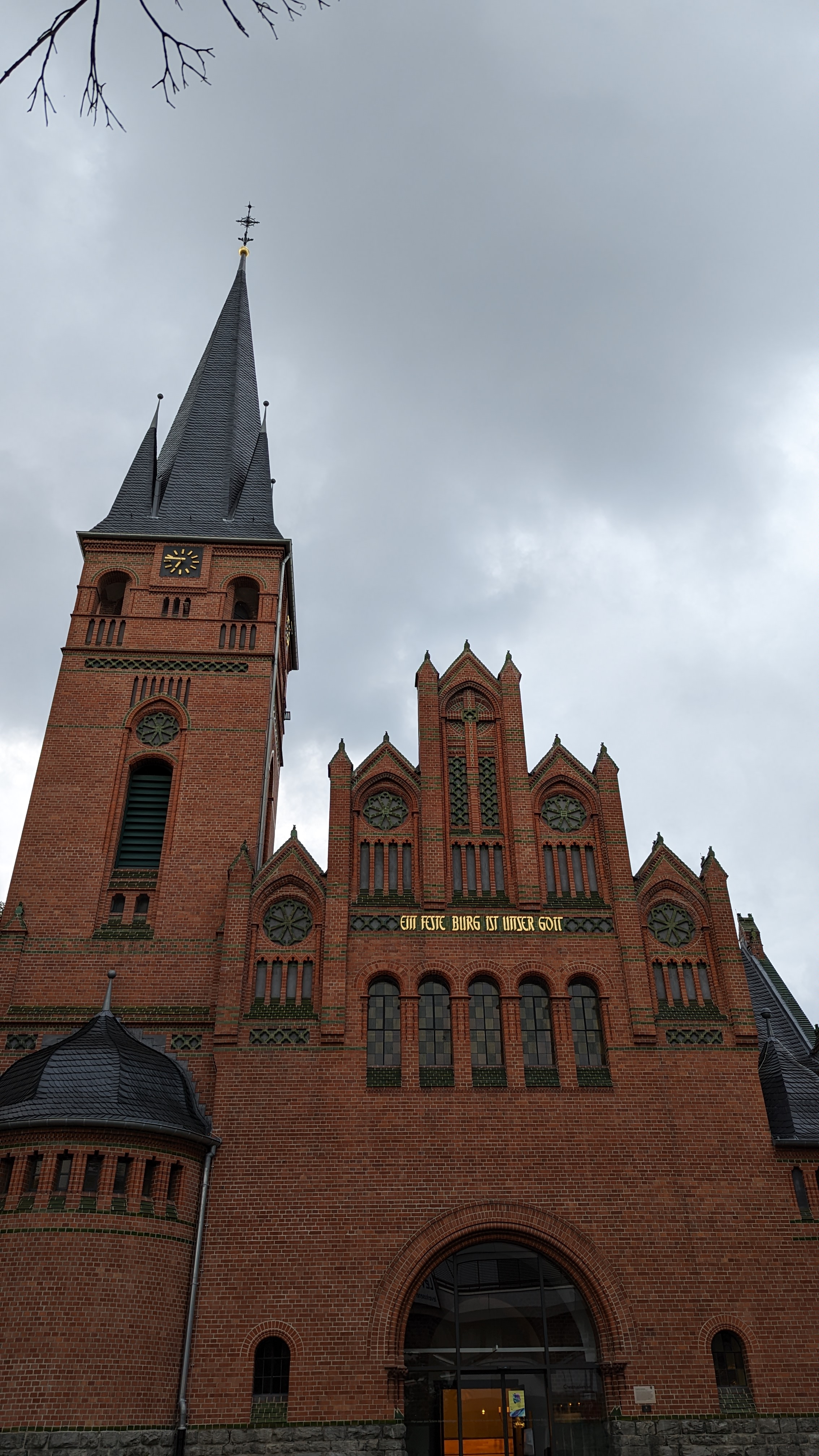 Über dem Eingangsportal der Kirche steht der Schriftzug: "Ein feste Burg ist unser Gott".