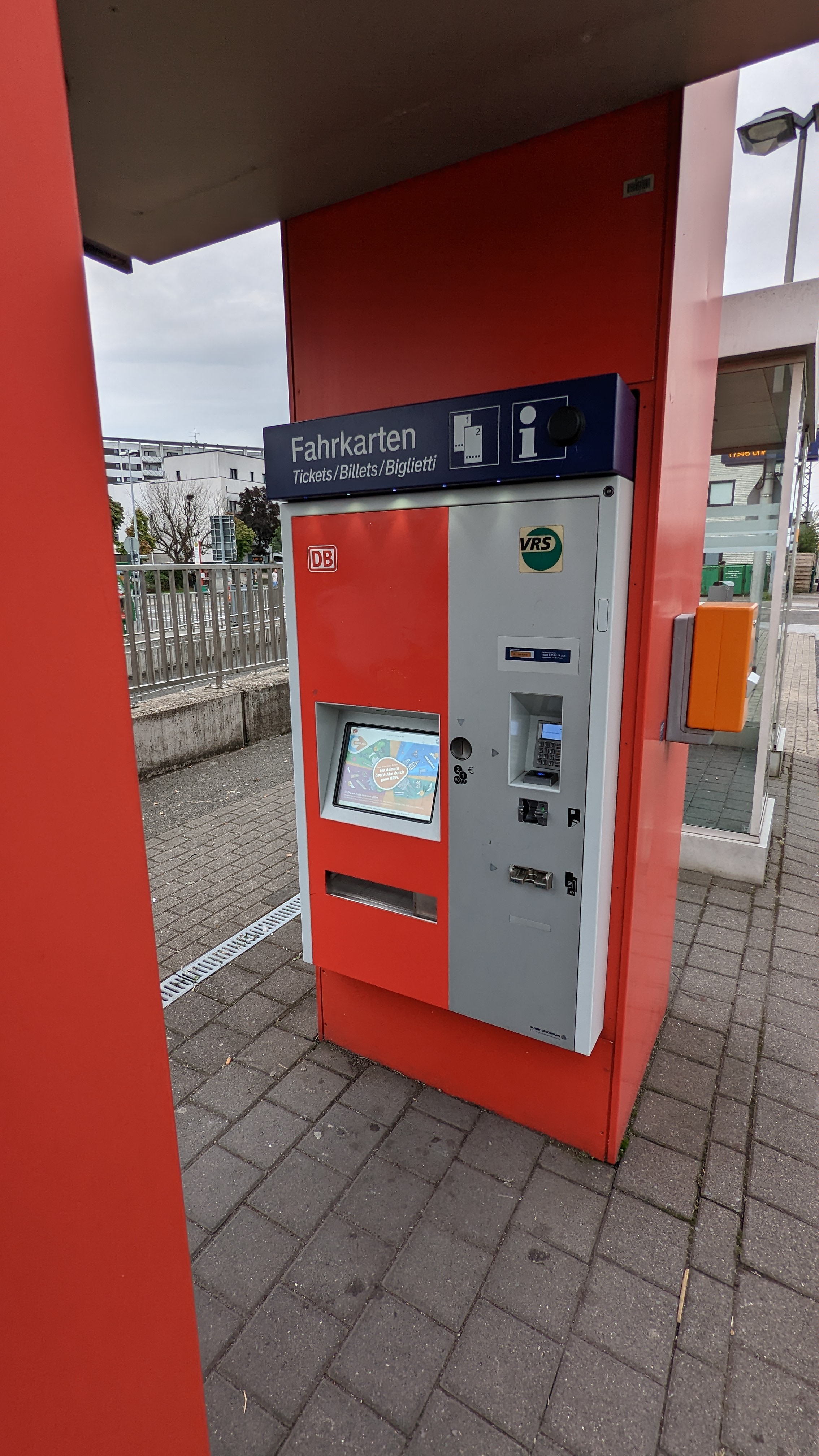 Der Automat steht an Gleis 1 am Bahnhof Leverkusen-Manfort