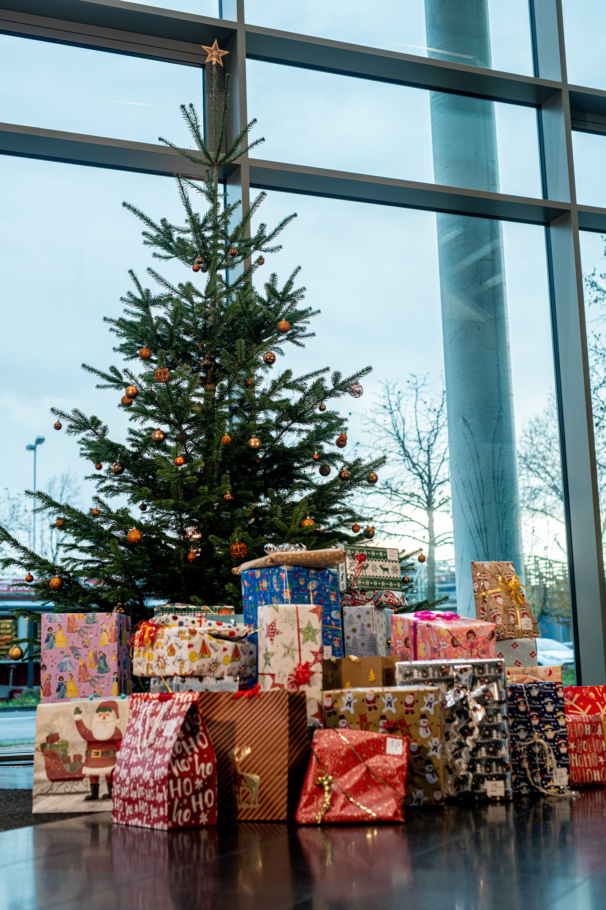 Die Geschenke warten jetzt im Foyer der Krankenkasse darauf, von der Möbelspedition Peter Niesen GmbH & Co abgeholt und zu den Beschenkten in spe gebracht zu werden. // Foro: pronova BKK