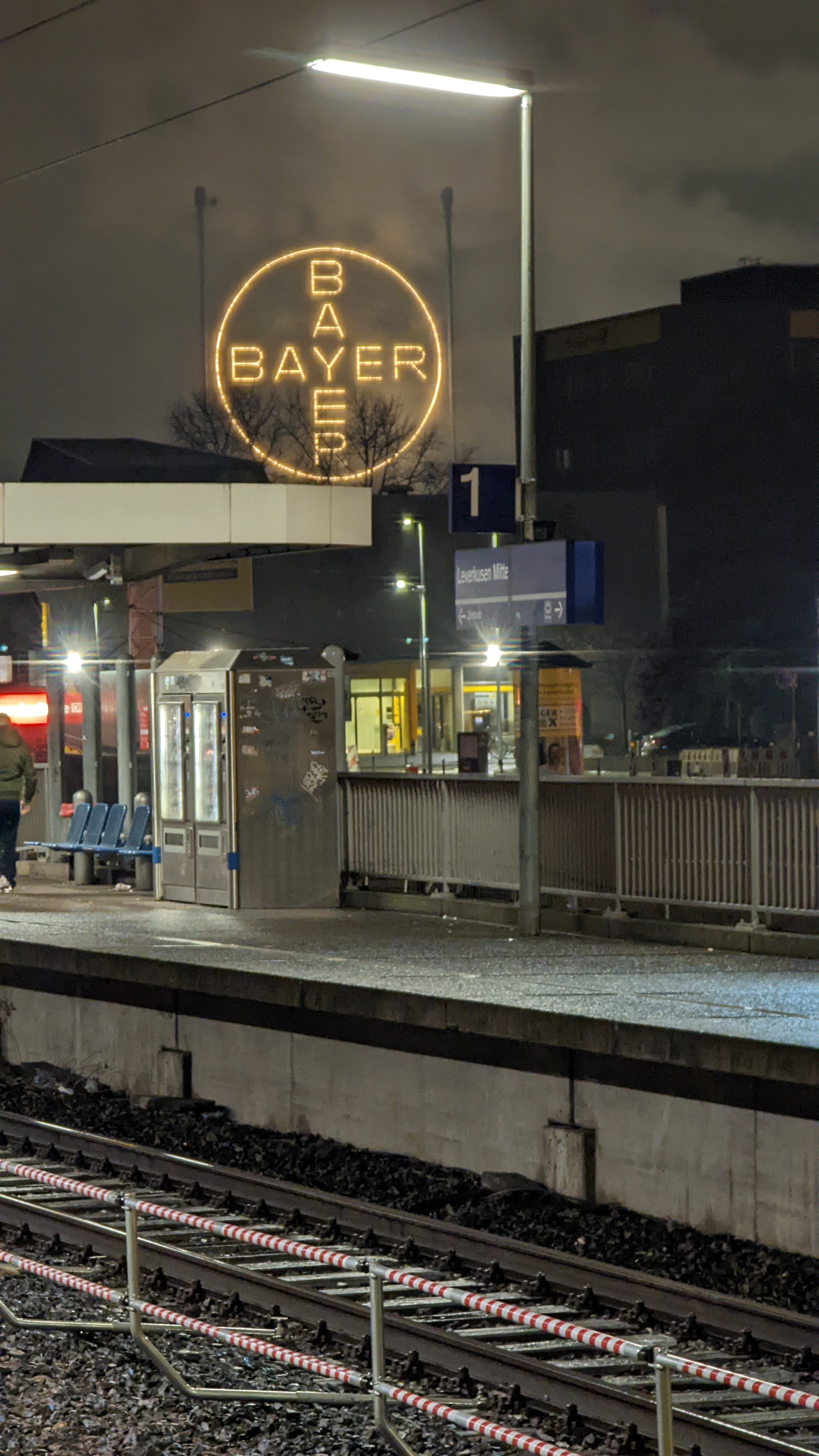 Ansicht Bayer-Kreuz vom Bahnhof Leverkusen-Mitte aus
