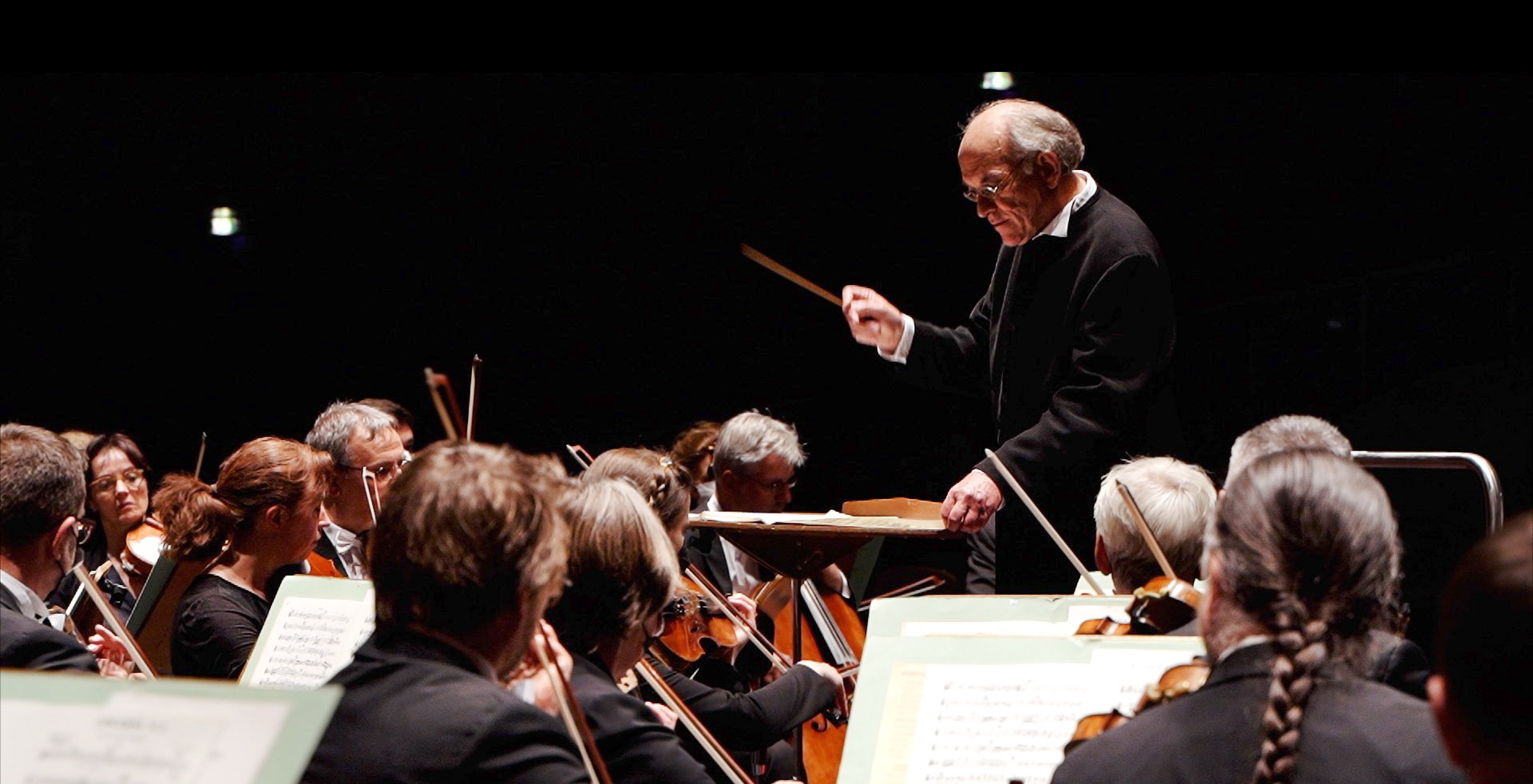 Dirk Joeres und die Westdeutsche Sinfonia Leverkusen in der Klassik am Sonntag am 22.01.2023 // Foto: Siegersbusch Film