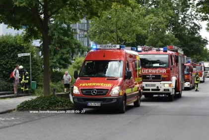 Feuerwehr Leverkusen: Pkw brennt im Autobahnkreuz Leverkusen