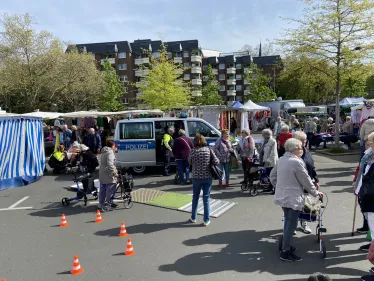 Rollator-Training auf dem Wochenmarkt in Leverkusen Opladen