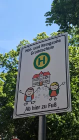 Schild Hol- und Bringzone in der Schulstrasse in Wiesdorf