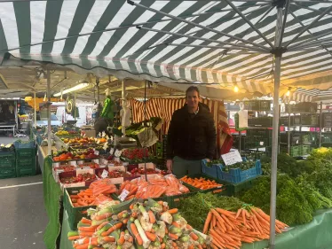 Regionaler Obst- und Gemüseanbauer als Publikumsmagnet des Wochenmarktes in Opladen