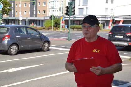 Das Smartphone am Steuer bleibt eine unterschätzte Gefahr auf Leverkusens Straßen. Bei einer aktuellen Zählung des ACE Auto Club Europa am Willy-Brandt-Ring wurde fast jede Minute ein Verstoß festgestellt. Die ehrenamtlichen Prüfer warnen vor den leb