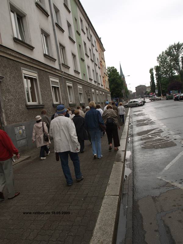 Ratibor: Touristengruppe auf der Bahnhofstr.