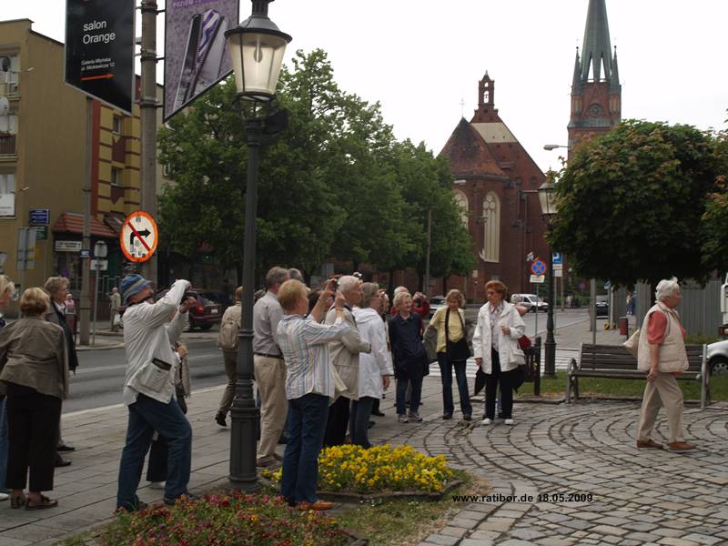 Ratibor: Touristengruppe auf der Bahnhofstr.