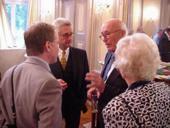 Beim Empfang zu seinem 80. Geburtstag mit Rüdiger Scholz, Helmut Nowak und seiner Frau (15 k)